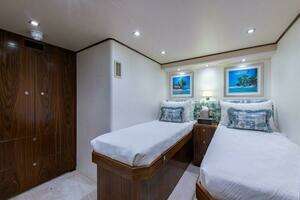 2018 Viking Enclosed Flybridge thumbnail 37