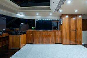 2018 Viking Enclosed Flybridge thumbnail 43
