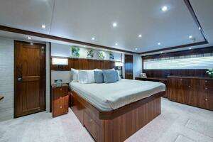 2018 Viking Enclosed Flybridge thumbnail 18