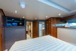 2018 Viking Enclosed Flybridge thumbnail 30