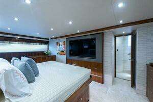 2018 Viking Enclosed Flybridge thumbnail 20