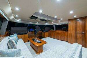 2018 Viking Enclosed Flybridge thumbnail 44