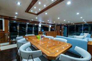 2018 Viking Enclosed Flybridge thumbnail 10