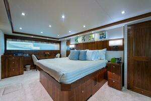 2018 Viking Enclosed Flybridge thumbnail 19