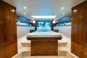 2018 Viking Enclosed Flybridge thumbnail 28