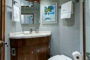 2018 Viking Enclosed Flybridge thumbnail 34