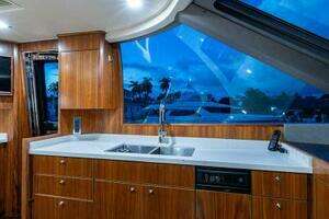 2018 Viking Enclosed Flybridge thumbnail 14