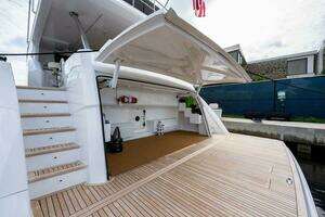 2018 Viking Enclosed Flybridge thumbnail 71