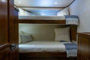 2018 Viking Enclosed Flybridge thumbnail 32