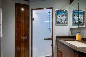 2018 Viking Enclosed Flybridge thumbnail 31