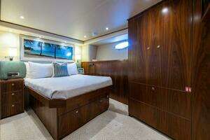 2018 Viking Enclosed Flybridge thumbnail 38