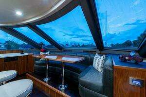 2018 Viking Enclosed Flybridge thumbnail 16