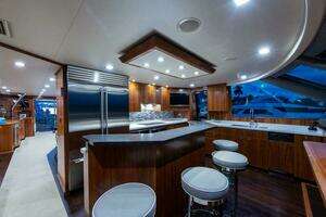 2018 Viking Enclosed Flybridge thumbnail 15