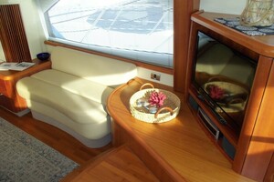 Salon Looking Aft