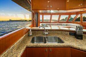 2014 Hampton 720 Skylounge LRC thumbnail 19