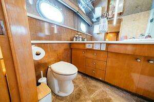 1995 Hatteras Flybridge Motor Yacht thumbnail 33