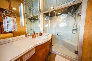1995 Hatteras Flybridge Motor Yacht thumbnail 32