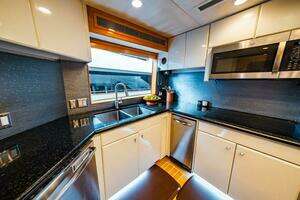 1995 Hatteras Flybridge Motor Yacht thumbnail 58