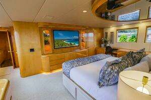 1995 Hatteras Flybridge Motor Yacht thumbnail 16