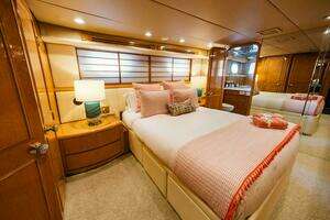 1995 Hatteras Flybridge Motor Yacht thumbnail 31