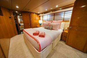 1995 Hatteras Flybridge Motor Yacht thumbnail 29