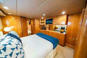 1995 Hatteras Flybridge Motor Yacht thumbnail 35