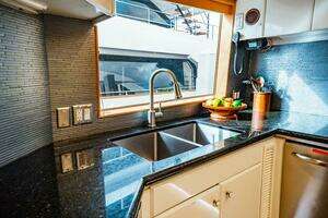 1995 Hatteras Flybridge Motor Yacht thumbnail 57