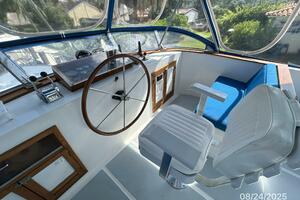 48' DeFever flybridge helm1