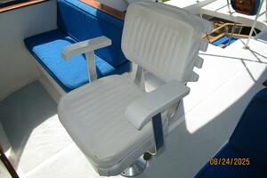 48' DeFever flybridge helmseat