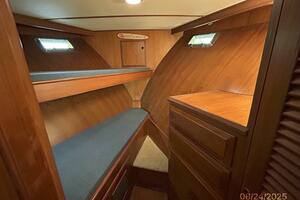 48' DeFever forward guest stateroom