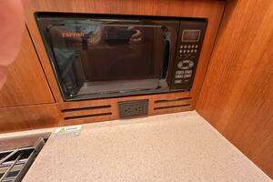 2006 Hunter 38 thumbnail 25