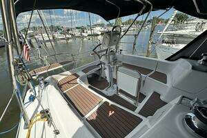 2006 Hunter 38 thumbnail 12