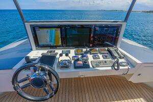 2010 Lazzara Yachts LSX 92 thumbnail 22