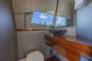 2010 Lazzara Yachts LSX 92 thumbnail 30