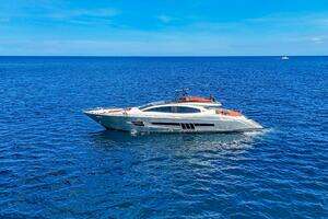 2010 Lazzara Yachts LSX 92 thumbnail 9