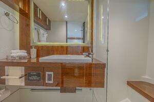 2010 Lazzara Yachts LSX 92 thumbnail 45