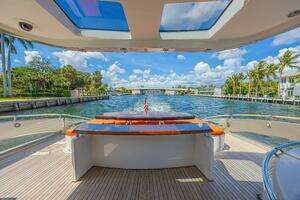 2010 Lazzara Yachts LSX 92 thumbnail 18
