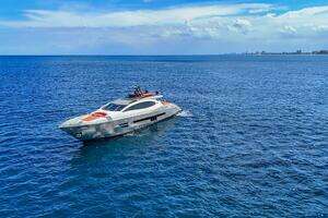 2010 Lazzara Yachts LSX 92 thumbnail 8