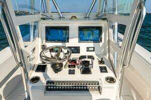 2016 Invincible 33 Open Fisherman thumbnail 17
