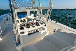 2016 Invincible 33 Open Fisherman thumbnail 16