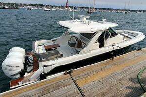 2021 Tiara Yachts 38 LS thumbnail 8