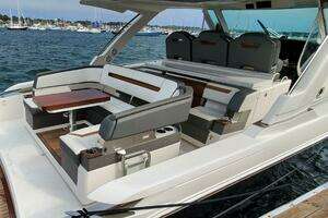2021 Tiara Yachts 38 LS thumbnail 9