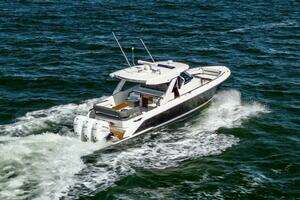 2021 Tiara Yachts 38 LS thumbnail 2