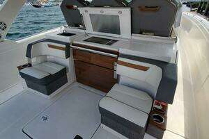 2021 Tiara Yachts 38 LS thumbnail 15