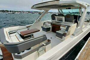 2021 Tiara Yachts 38 LS thumbnail 6