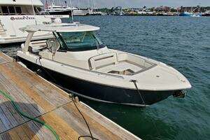 2021 Tiara Yachts 38 LS thumbnail 7