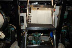 2005 Meridian 408 Motor Yacht thumbnail 38
