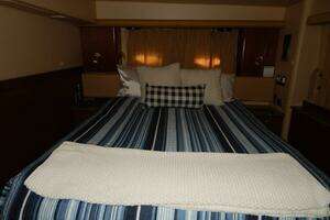 2005 Meridian 408 Motor Yacht thumbnail 17