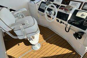 1998 Sea Ray 550 Sedan Bridge thumbnail 3