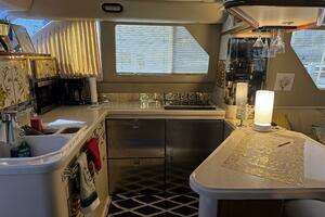 1998 Sea Ray 550 Sedan Bridge thumbnail 25